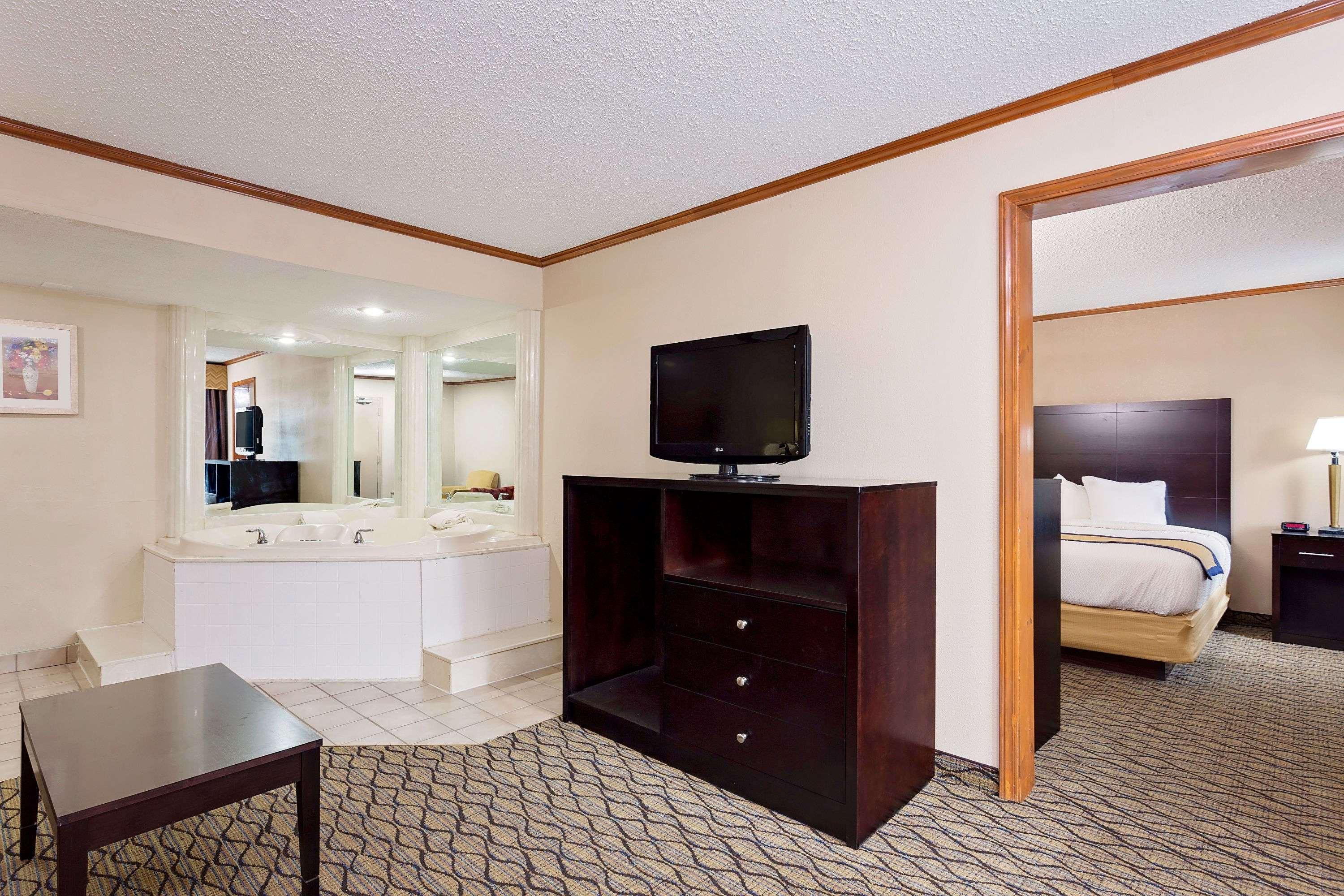 Baymont By Wyndham Kalamazoo East מראה חיצוני תמונה